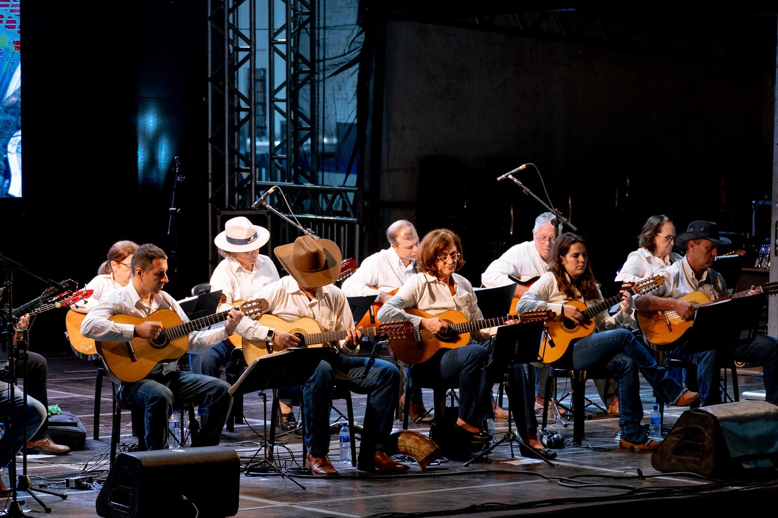 Podem se inscrever grupos, orquestras e artistas de músicas e danças típicas