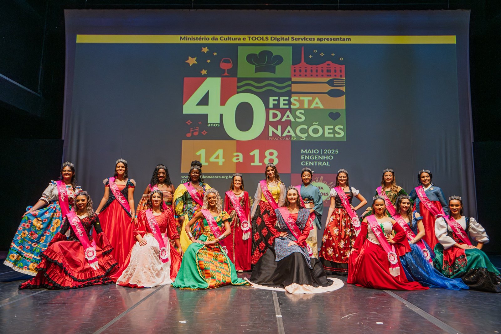 As Rainhas das 17 nações que integram o evento neste ano, desfilam pela cidade neste sábado, dia 3