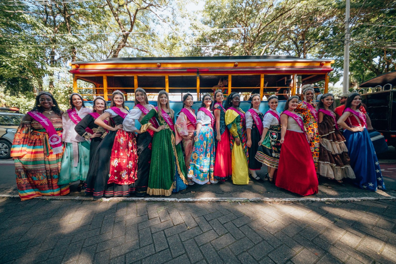 As Rainhas representam as 17 nações presentes na festa